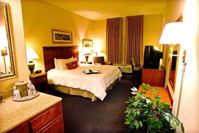 Hampton Inn & Suites Palmdale Room photo